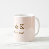 Beige Boho kurvige orange Hochzeit Name Datum Kaffeetasse (VorderseiteRechts)