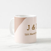Beige Boho kurvige orange Hochzeit Name Datum Kaffeetasse (Vorderseite Links)