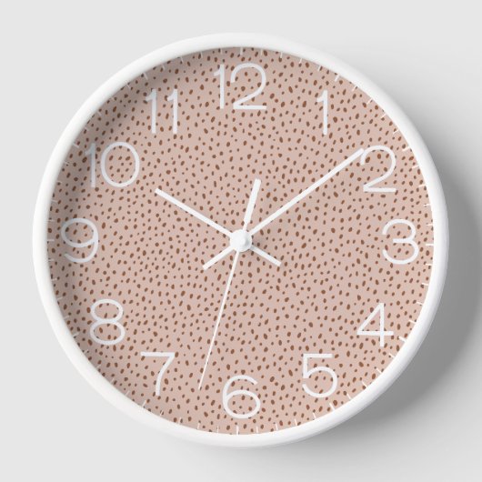 Beige & Boho Terracotta Brown Dots Uhr (Vorderseite)