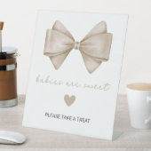 Beige Bow Babydusche Babys sind süß Sockelschild (In Situ)