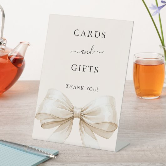 Beige Bow Creme-Karten-Geschenkzeichen Sockelschild (In Situ)