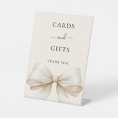 Beige Bow Creme-Karten-Geschenkzeichen Sockelschild (Vorderseite)