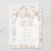 Beige Bow Toile Sie bindet das Brautparty des Knot Einladung (Vorderseite)