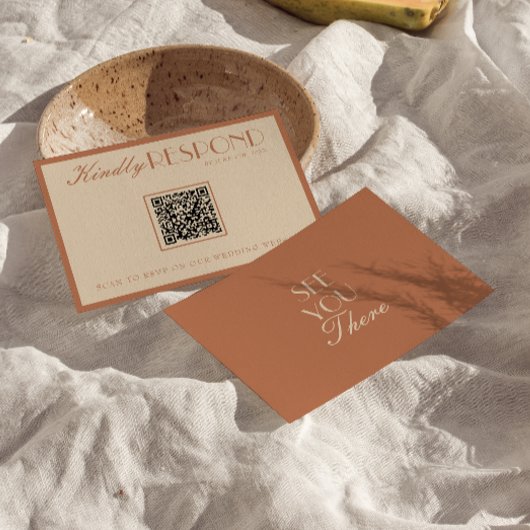 Beige Bronzer Old Money QR Code Wedding RSVP Karte