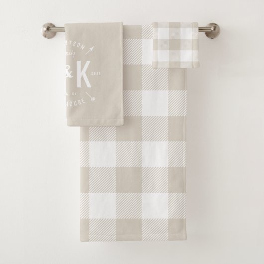 Beige Buffalo Karo und Arrow Monogram Badhandtuch Set (Insitu)