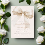 Beige Bug Rose Gold Luxus Geburtstag Folieneinladung<br><div class="desc">Ein zartes beige,  cremefarbenes Dekor,  das mit einem großen Bogen geschmückt ist. Personalisieren und fügen Sie einen Namen und Party-Details hinzu. Der Name und das Alter sind mit echter Goldfolie aus Rose geschrieben.</div>