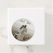 BEIGE CLASSIC ELEGANT COUPLE ADD QR SAVE THE DATE GESCHENKANHÄNGER (Beispiel)