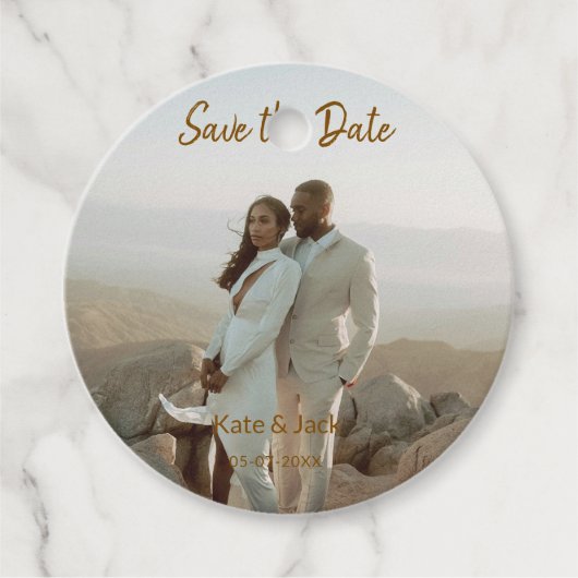 BEIGE CLASSIC ELEGANT COUPLE ADD QR SAVE THE DATE GESCHENKANHÄNGER (Vorderseite)