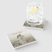 BEIGE CLASSIC ELEGANT COUPLE ADD QR SAVE THE DATE STEINUNTERSETZER (Seitenansicht)