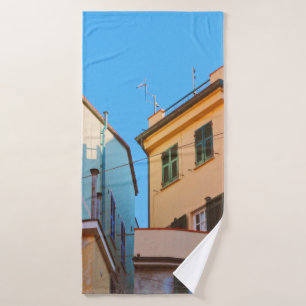 BEIGE CONCRETE HOUSE NEBEN BROWN HOUSE BADEHANDTUCH