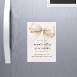 Beige Creme Bogen Quinceanera Luxus Magneteinladung<br><div class="desc">Ein zartes beige,  cremefarbenes Dekor,  das mit einem großen Bogen geschmückt ist. Personalisieren und fügen Sie einen Namen und Party-Details hinzu.</div>