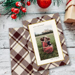 Beige & Dark Red Tartan Frohe Weihnachtsfeier Foto Feiertagskarte<br><div class="desc">Mit unserer exquisiten Weihnachtskarte erleben Sie die Wärme der Saison. Diese Karte besticht durch die zeitlose Eleganz des beigen und dunkelroten Tartans, der mit zarten Goldakzenten geschmückt ist. Sie präsentiert Ihr gepflegtes Foto in einem angenehmen Beige-Ambiente. Unsere minimalistischen "Frohe Weihnachten"-Wünsche, gepaart mit Ihrem Familiennamen, bieten eine personalisierte Touch. Freude mühelos...</div>