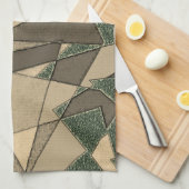 Beige dreieckige Ausschnitt auf dunkelgrünem Hinte Geschirrtuch (Viertel Falte)