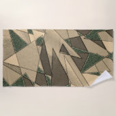 Beige dreieckige Ausschnitt auf dunkelgrünem Hinte Strandtuch (Vorderseite)