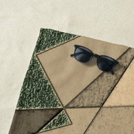 Beige dreieckige Ausschnitt auf dunkelgrünem Hinte Strandtuch