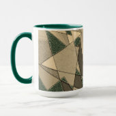 Beige dreieckige Ausschnitt auf dunkelgrünem Hinte Tasse (Links)