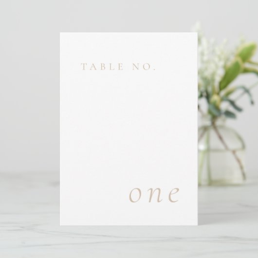 Beige Elegante Minimalistische Tischnummer Card (Stehend Vorderseite)