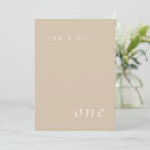 Beige Elegante Minimalistische Tischnummer Card (Stehend Vorderseite)