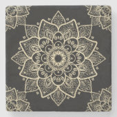 Beige Floral Mandala über schwarzem Hintergrund Steinuntersetzer (Vorderseite)
