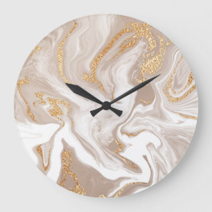 Beige flüssige Marmor, Goldlinienkunst. Große Wanduhr