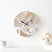 Beige flüssige Marmor, Goldlinienkunst. Große Wanduhr (Zuhause)