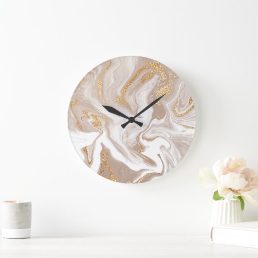 Beige flüssige Marmor, Goldlinienkunst. Große Wanduhr (Zuhause)
