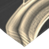 Beige gebogene Bänder, kontrastiert durch geprägte Tischdecke (Schrägansicht)