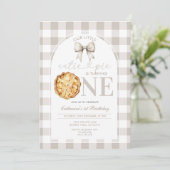 Beige Gingham Cutie Pie Erster Geburtstag Einladung (Stehend Vorderseite)