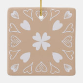 Beige Herz Folk Art Muster Weihnachtsbaum Keramikornament (Rückseite)