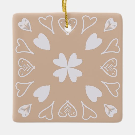 Beige Herz Folk Art Muster Weihnachtsbaum Keramikornament (Vorderseite)