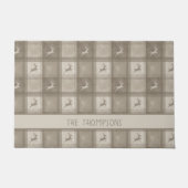 Beige Hirsche Kariertes Muster und Familienname We Fußmatte (Vorderseite)