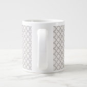 Beige islamische geometrische Muster Jumbo-Tasse (Rückseite)