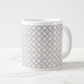 Beige islamische geometrische Muster Jumbo-Tasse (Vorderseite Rechts)