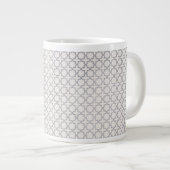 Beige islamische geometrische Muster Jumbo-Tasse (Vorderseite Rechts)