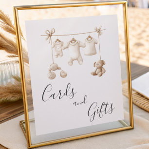Beige-Kleidung und Spielzeug Baby Shower Karten & Poster