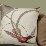 Beige künstlerisches Hummingbird Design | Grün Kissen<br><div class="desc">Stilvolles Kissen in beige und taupe Farbpalette mit Rot und Grün. Ein künstlerisches Design mit einem wunderschönen Kolibri als Brennpunkt mit rot-grünen Akzenten auf einem neutralen abstrakten Hintergrund mit einer erdigen grün-goldenen geometrischen Kreiszusammensetzung. Dieses elegante Design baut auf Kombinationen aus wiederholten Kreisen und Pinselstrichen auf, die alle geschichtet und miteinander...</div>