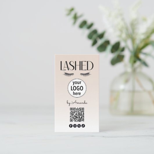 Beige Lashed Eyelashes Minimalist QR Code Social Visitenkarte (Stehend Vorderseite)