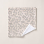 Beige Leopardendrucke. Badhandtuch Set (Waschlappen)