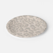 Beige Leopardendrucke. Pappteller (Schrägansicht)