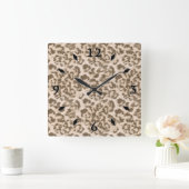 Beige Leopardendrucke. Quadratische Wanduhr (Zuhause)