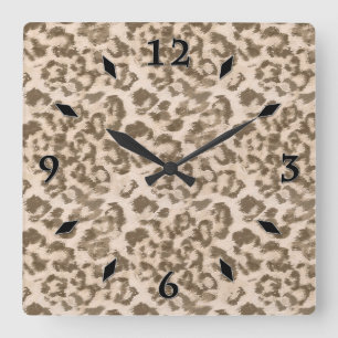 Beige Leopardendrucke. Quadratische Wanduhr