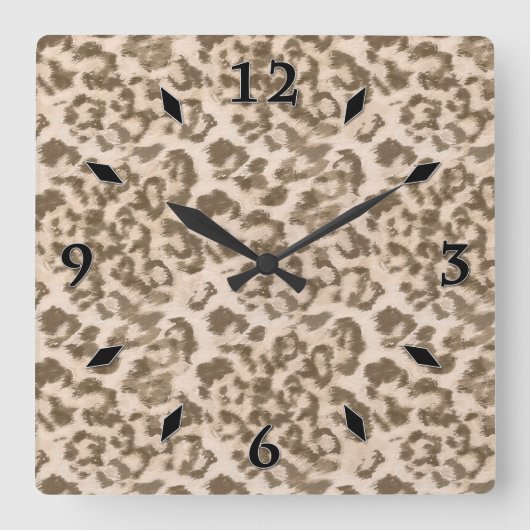 Beige Leopardendrucke. Quadratische Wanduhr (Vorderseite)
