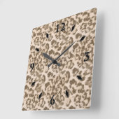 Beige Leopardendrucke. Quadratische Wanduhr (Winkel)