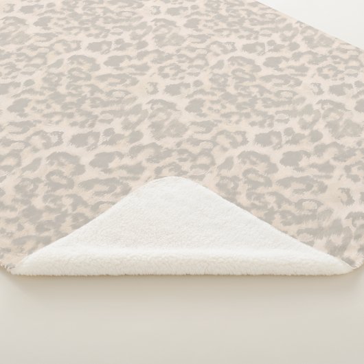 Beige Leopardendrucke. Sherpadecke (3/4)