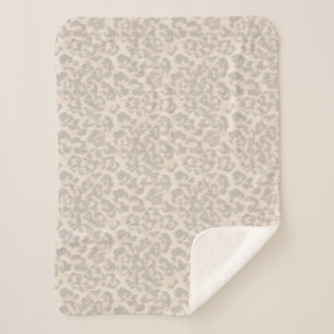 Beige Leopardendrucke. Sherpadecke