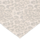 Beige Leopardendrucke. Tischdecke (Schrägansicht)