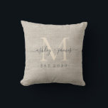 Beige Linen Ivory Monogram Script Wedding Keepake Kissen<br><div class="desc">Elegantes Hochzeitskuchen beige geflochtene Leinenkissen mit Text in schwarz-schicker Schrift-Kalligraphie und stilvoller moderner Typografie. Fügen Sie einfach Ihre Namen, Monogramm und Hochzeitstermin ein. Großartiges Luxusgeschenk für das frisch verheiratete Paar. Exklusiv für Sie entworfen von Happy Dolphin Studio. Wenn Sie Hilfe oder passende Produkte benötigen, kontaktieren Sie uns bitte unter happydolphinstudio@outlook.com....</div>