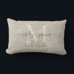 Beige Linen Ivory Monogram Script Wedding Keepake Lendenkissen<br><div class="desc">Elegantes Hochzeitskuchen beige geflochtene Leinenkissen mit Text in schwarz-schicker Schrift-Kalligraphie und stilvoller moderner Typografie. Fügen Sie einfach Ihre Namen, Monogramm und Hochzeitstermin ein. Großartiges Luxusgeschenk für das frisch verheiratete Paar. Exklusiv für Sie entworfen von Happy Dolphin Studio. Wenn Sie Hilfe oder passende Produkte benötigen, kontaktieren Sie uns bitte unter happydolphinstudio@outlook.com....</div>