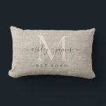 Beige Linen Ivory Monogram Script Wedding Keepake Lendenkissen<br><div class="desc">Elegantes Hochzeitskuchen beige geflochtene Leinenkissen mit Text in schwarz-schicker Schrift-Kalligraphie und stilvoller moderner Typografie. Fügen Sie einfach Ihre Namen, Monogramm und Hochzeitstermin ein. Großartiges Luxusgeschenk für das frisch verheiratete Paar. Exklusiv für Sie entworfen von Happy Dolphin Studio. Wenn Sie Hilfe oder passende Produkte benötigen, kontaktieren Sie uns bitte unter happydolphinstudio@outlook.com....</div>