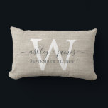 Beige Linen White Monogram Wedding Keepake Lendenkissen<br><div class="desc">Elegantes Hochzeitskuchen Beige geflochtene Leineneffektkissen mit dunkelgrauem,  schicken,  handgeschriebenen Schriftzeichen-Kalligraphie. Fügen Sie einfach Ihre Namen,  Monogramm und Hochzeitstermin ein. Großartiges Geschenk für ein frisch verheiratetes Paar. Exklusiv für Sie entworfen von Happy Dolphin Studio. Wenn Sie Hilfe oder passende Produkte benötigen,  kontaktieren Sie uns bitte unter happydolphinstudio@outlook.com.</div>